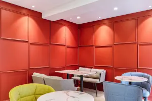 레드 웨인스코팅 코너의 아늑한 카페 좌석